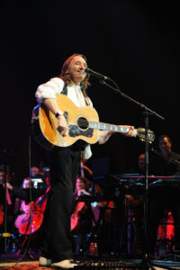 roger-hodgson-guitar-smile-rs1_1341