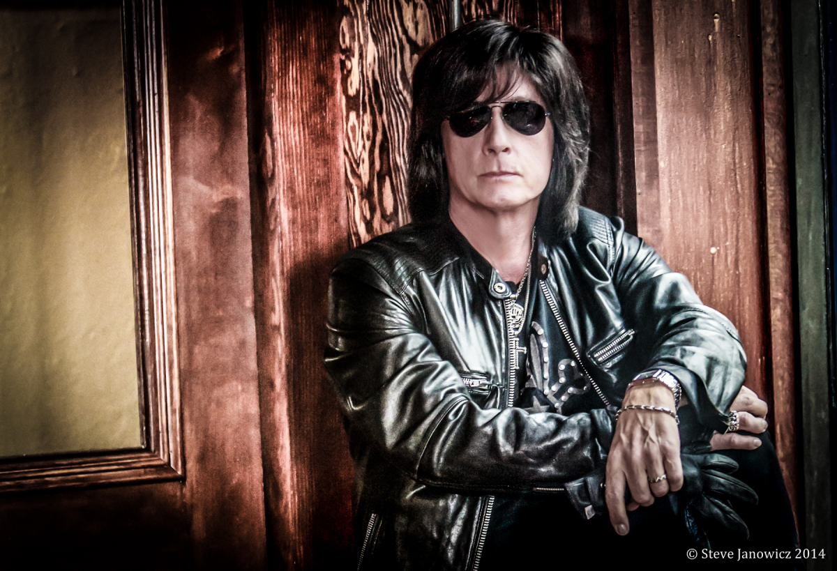 Joe Lynn Turner, best known for his time fronting Rainbow, Deep Purple and Yngwie Malmsteen's band, covered some classic rock masterpieces on the recently release album, The Sessions. 